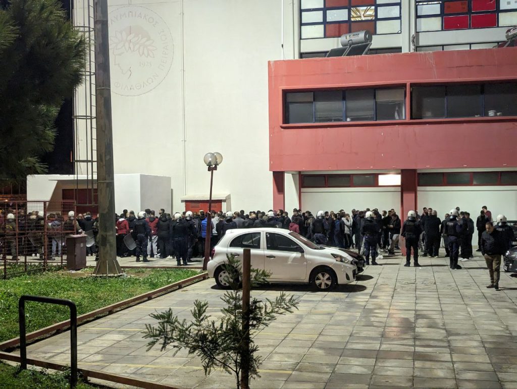 Προσαγωγές με κλωτσιές από την Αστυνομία στου Ρέντη – Αποκαλυπτικό βίντεο