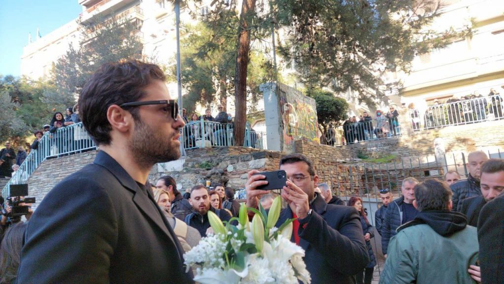 Ποιοι επώνυμοι έδωσαν το «παρών» στην κηδεία του Βασίλη Καρρά – Συντετριμμένοι Αργυρός και Δημητρίου