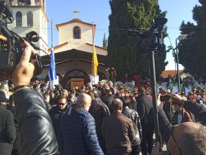 Βασίλης Καρράς: Live το τελευταίο «αντίο» – «Απ’ τον Βορρά μέχρι το Νότο να σε αγαπάμε όλοι βρήκες τρόπο»