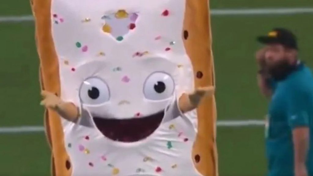 «Μπισκοτένια» μασκότ γίνεται viral αφού… οι παίκτες την καταβροχθίζουν μετά το παιχνίδι