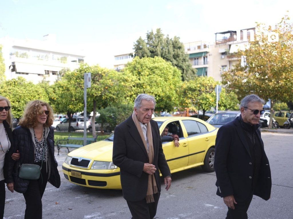 «Θα τον θυμάμαι όσο ζω» – Συντετριμμένος ο Κώστας Γαβράς στην κηδεία του Βασίλη Βασιλικού