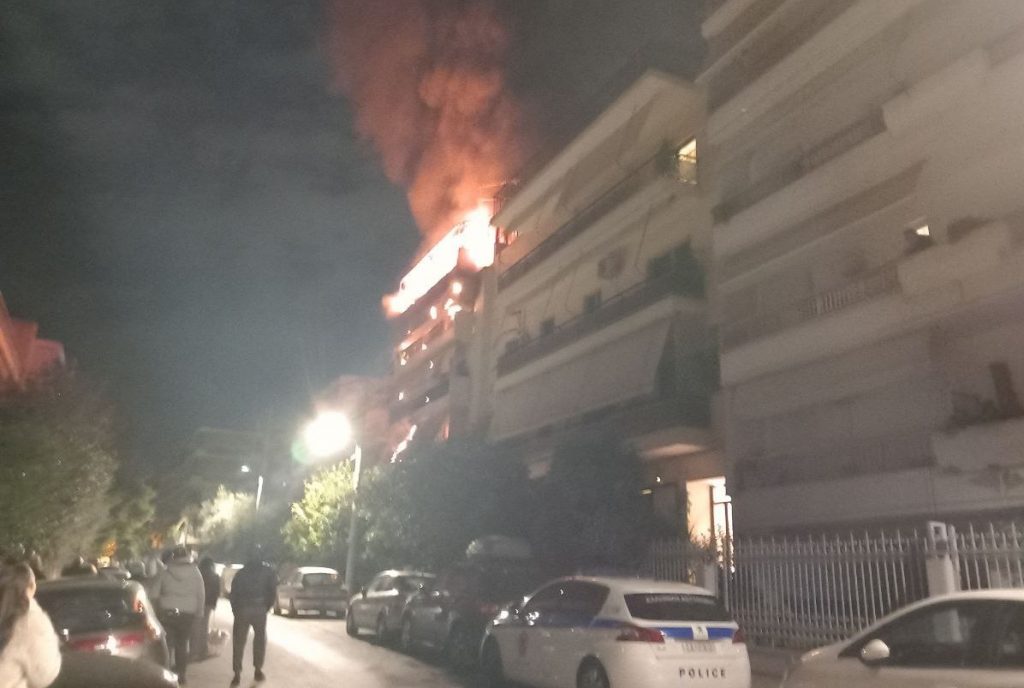 Άνω Πατήσια: Ούρλιαζε και ζητούσε βοήθεια – Γυναίκα βρέθηκε νεκρή σε φλεγόμενο διαμέρισμα [Εικόνες & βίντεο]