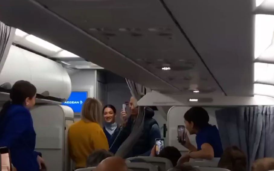 Κρητικός έκανε πρόταση γάμου στον «αέρα» με μαντινάδες – Μια αξέχαστη πτήση