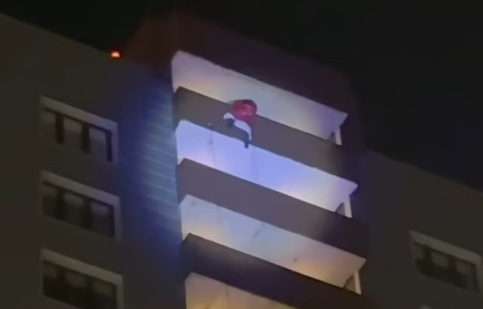 Ο «Άγιος Βασίλης» έπεσε… στο κενό από τον 24ο όροφο