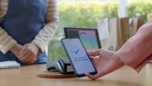 Πληρωμές μέσω POS και IRIS σε όλη την αγορά από την Πρωτοχρονιά – Τα πρόστιμα