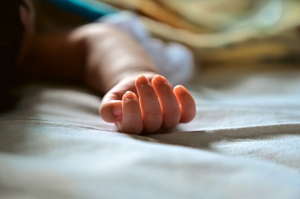 Τραγωδία: 26χρονη ταρακούνησε βρέφος μέχρι θανάτου επειδή γκρίνιαζε