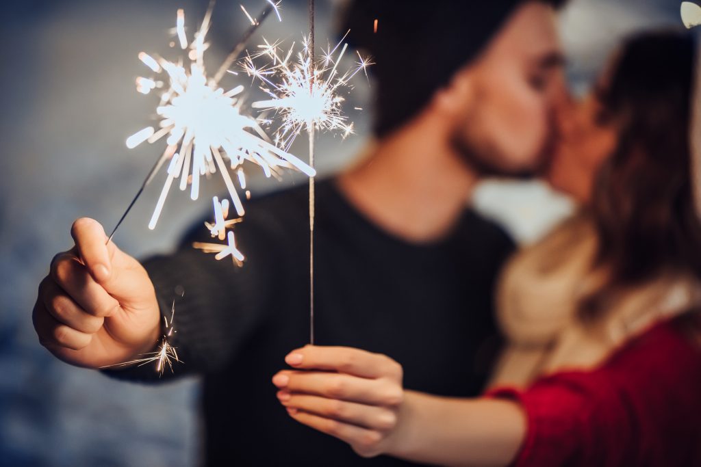 Γιατί φιλιόμαστε τα μεσάνυχτα την παραμονή της Πρωτοχρονιάς;