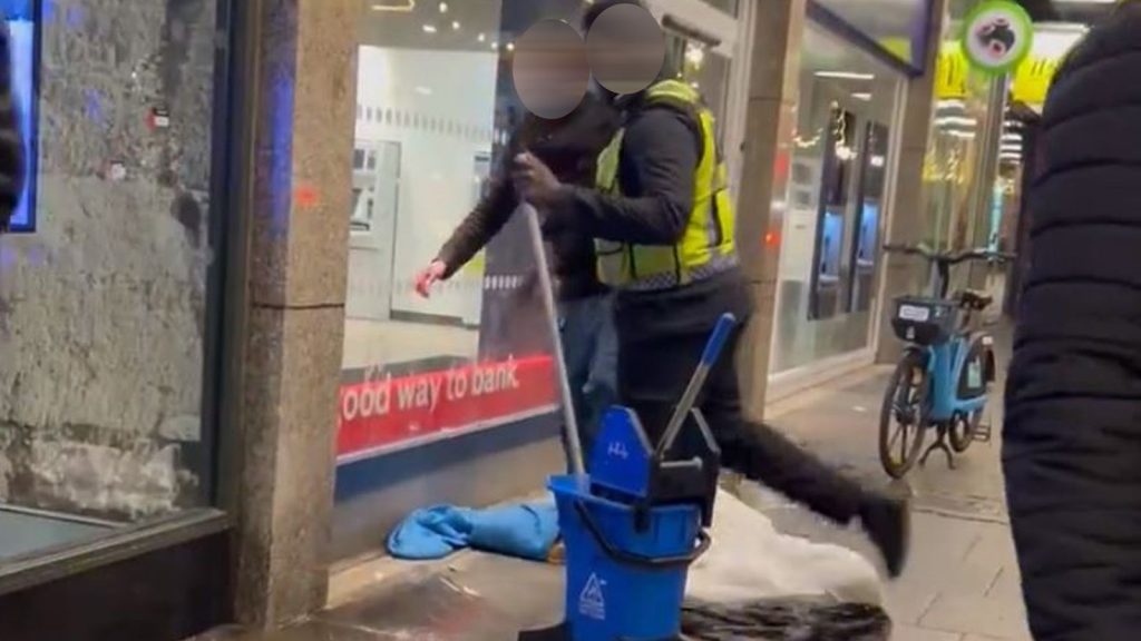 Βρετανία: Σάλος με σεκιούριτι έξω από McDonald’s που σφουγγάριζε ρίχνοντας νερό σε σημείο που καθόταν άστεγος