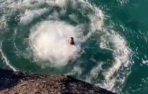 Τα δύο λεπτά τρόμου κολυμβητή – Απίστευτη μάχη με τα κύματα