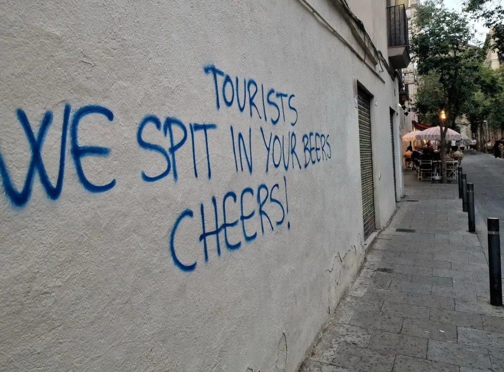 «Φτύνουμε στην μπύρα σας» – Η Αθήνα και οι άλλες πόλεις που… «σιχάθηκαν» τους τουρίστες