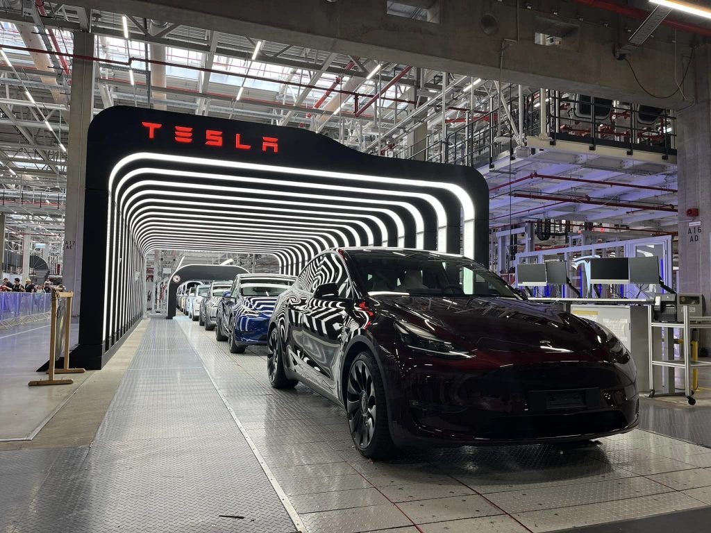 Tesla: Ανακαλεί 2 εκατ. αυτοκίνητα – Πρόβλημα με τον «αυτόματο πιλότο»