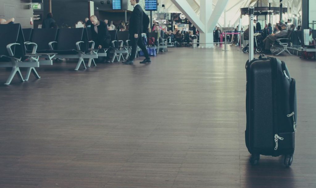 Χαμός σε πτήση με προορισμό την Κύπρο: Επιβάτης ανακάλυψε χυδαίο μήνυμα στη βαλίτσα του παιδιού του