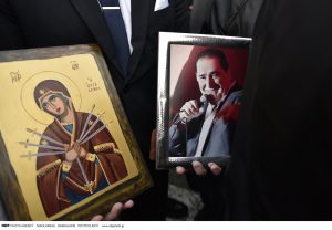 Σήμερα η ταφή του Βασίλη Καρρά στην Καβάλα – Οι συγκινητικές στιγμές στο λαϊκό προσκύνημα