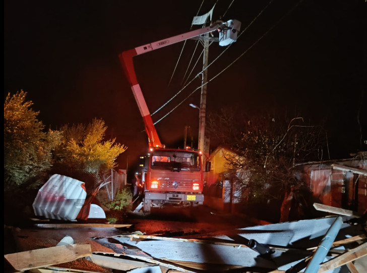 Ανεμοστρόβιλος διέλυσε σπίτι στη Βάρη – Άστεγη εξαμελής οικογένεια