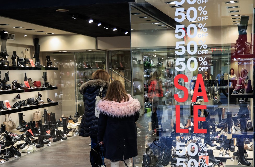 Χειμερινές εκπτώσεις: Ανοιχτά τα καταστήματα σήμερα Κυριακή – Το ωράριο λειτουργίας