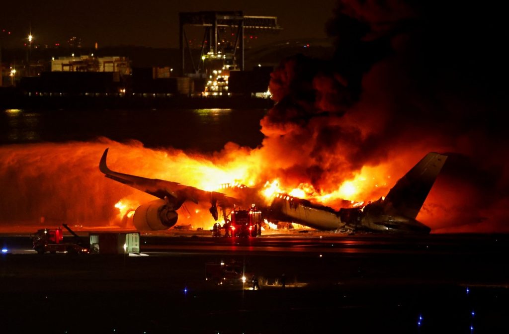 Ιαπωνία: Η οδηγία του πληρώματος της Japan Airlines που έσωσε τους επιβάτες από βέβαιο θάνατο