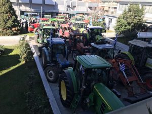 Αγρότες: Βγήκαν τα τρακτέρ και στο κέντρο του Βόλου – Την Τετάρτη η πανθεσσαλική σύσκεψη