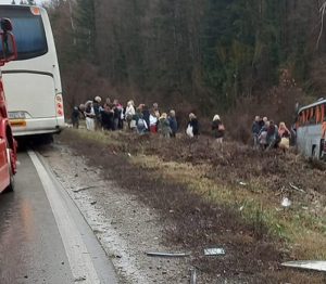 «Ο κόσμος ούρλιαζε, πηδούσε από τα παράθυρα» – Κόβουν την ανάσα οι μαρτυρίες από το τροχαίο με τους Έλληνες στη Βουλγαρία