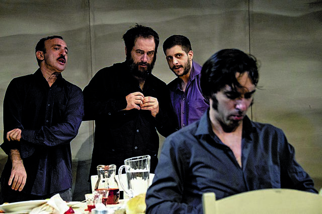 Ο Χρόνης Μίσσιος στο θέατρο