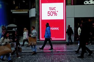 Χειμερινές εκπτώσεις: Μπαίνουν στα καταστήματα, αλλά δεν αγοράζουν