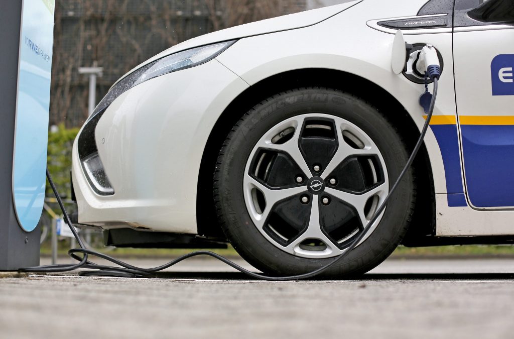 Τι συμβαίνει αν παρκάρεις συμβατικό αυτοκίνητο σε θέση φόρτισης ηλεκτρικού – Ποιο είναι το πρόστιμο