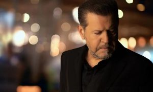 Πέθανε ο τραγουδιστής Χάρης Κωστόπουλος