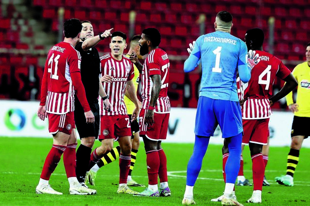 Το ποδόσφαιρο «υποφέρει», η κυβέρνηση αδιαφορεί