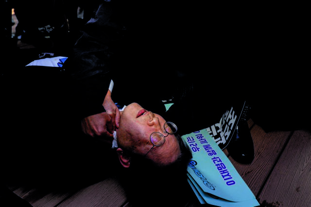 Μαχαίρωσε στον λαιμό τον επικεφαλής της αντιπολίτευσης