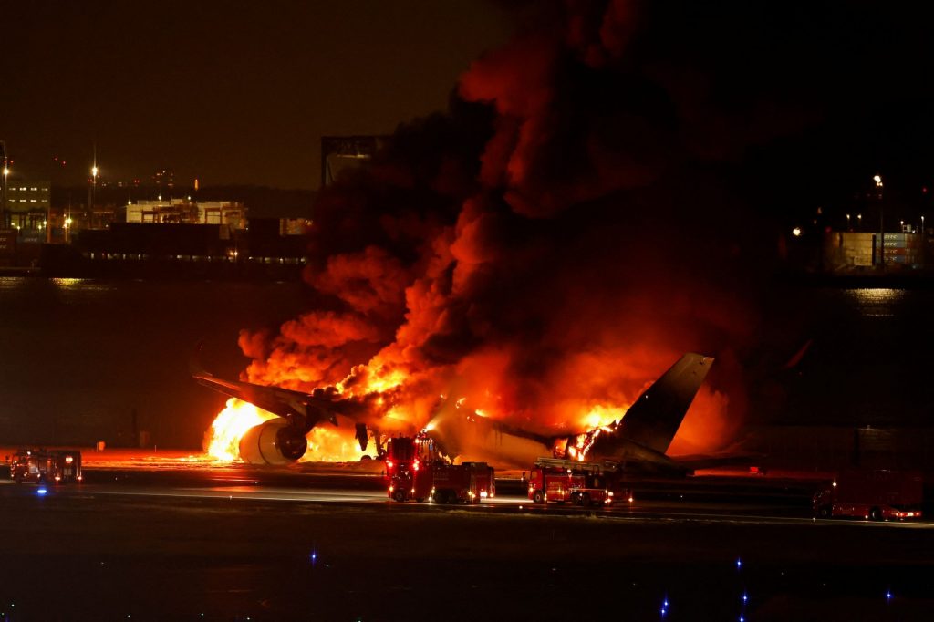Πώς συνέβη το αεροπορικό δυστύχημα στο Τόκιο – Δείτε το βίντεο