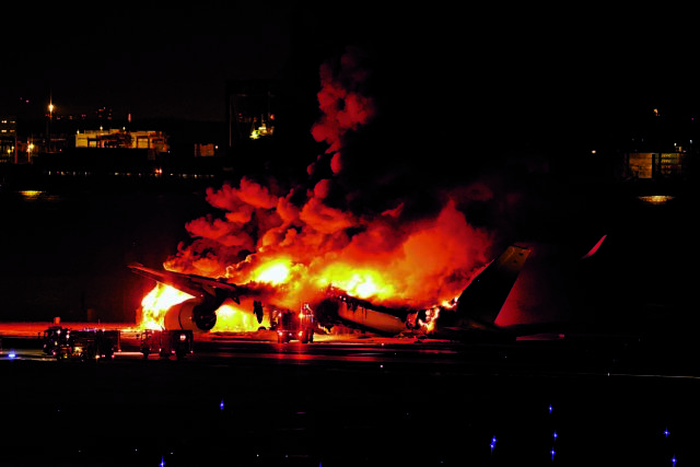 Εικόνες σοκ στο Τόκιο – Πώς σώθηκαν 379 επιβάτες από το φλεγόμενο Airbus