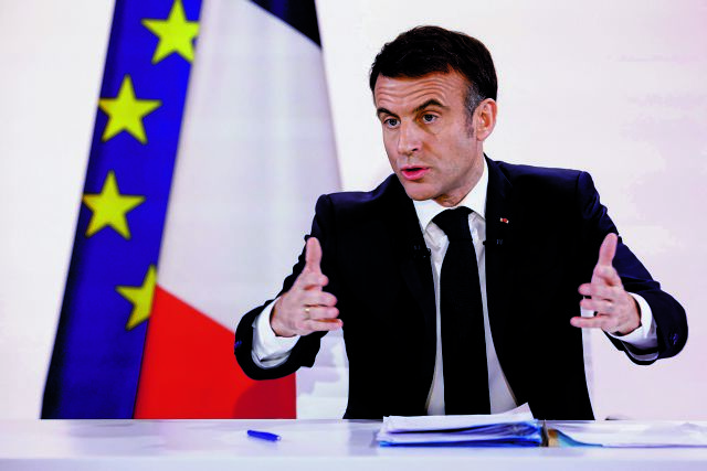 Με «θεατρική» εμφάνιση έκλεισε το μάτι στη συντηρητική Δεξιά