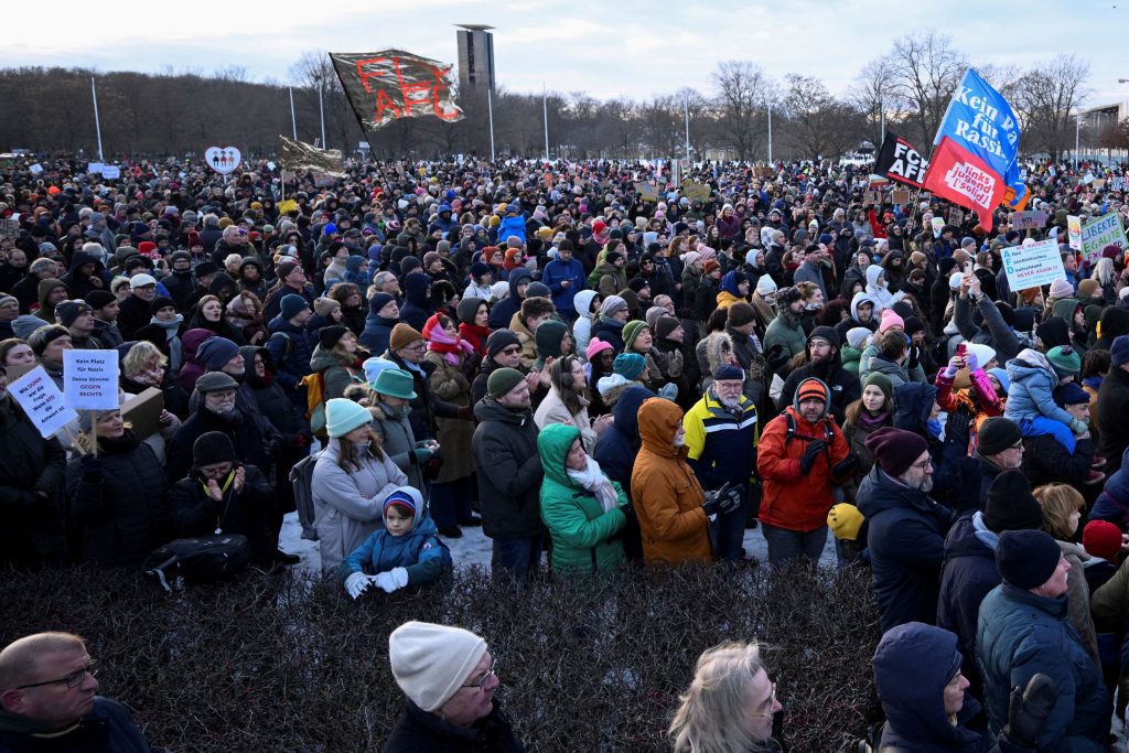 «Όλοι μαζί εναντίον του φασισμού» φωνάζουν ρυθμικά οι Γερμανοί