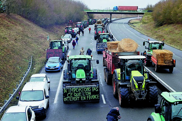 Οι αγρότες στη Γαλλία βγαίνουν ξανά στους δρόμους