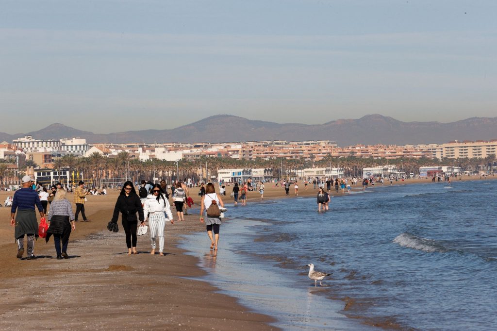 Ισπανία: Στην παραλία για ηλιοθεραπεία κάτοικοι και τουρίστες – Κύμα ζέστης πλήττει τη χώρα εν μέσω του χειμώνα