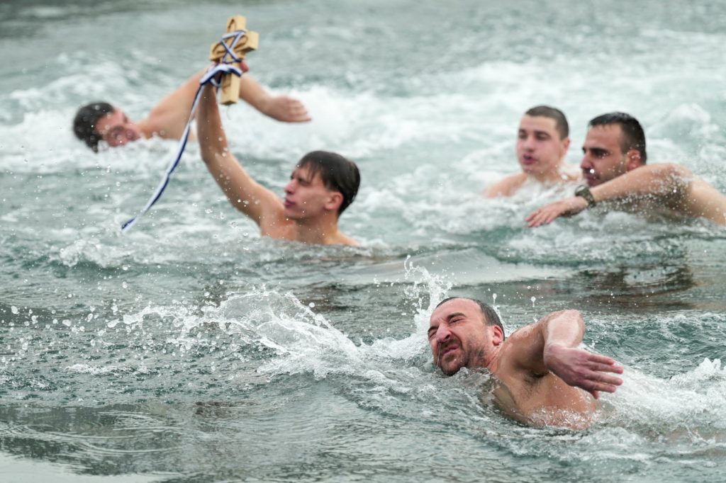 Με μεγαλοπρέπεια, κατάνυξη και πλήθος κόσμου ο εορτασμός των Θεοφανίων σε όλη τη χώρα
