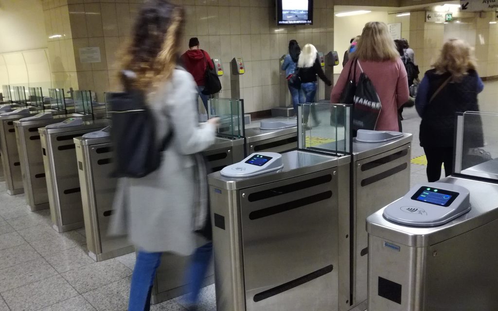 Νέα εποχή στις μετακινήσεις: Με τραπεζική κάρτα οι επιβιβάσεις σε μετρό, τραμ και λεωφορεία – Πώς θα λειτουργεί