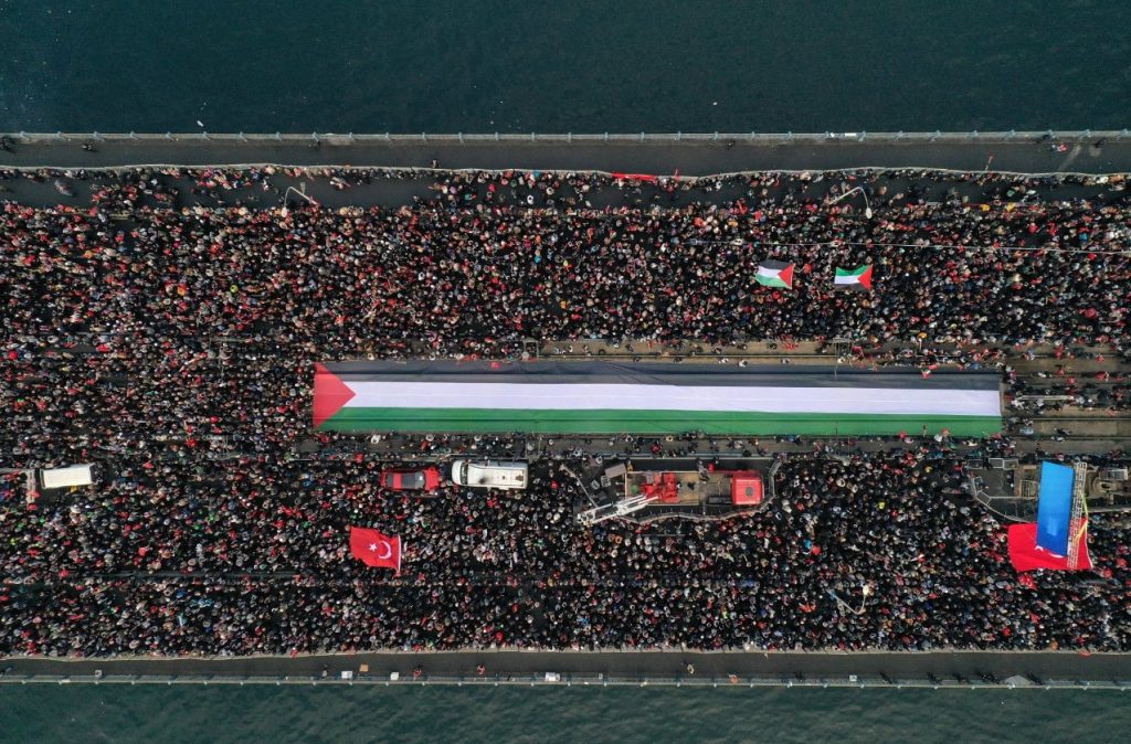 Κωνσταντινούπολη: Τεράστια διαδήλωση για τον πόλεμο στη Γάζα – Χιλιάδες κόσμου στη γέφυρα του Γαλατά