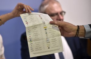 Επιστολική ψήφος: Ιστορικό μέτρο λέει η Κεραμέως – Χρόνο για συζήτηση ζητεί η αντιπολίτευση