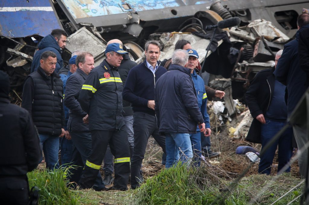 Τέμπη: «Παράνομη η μετάταξη του σταθμάρχη» – «Καρφιά» κατά Καραμανλή στην Εξεταστική