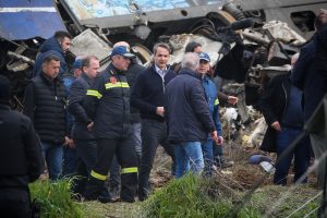 Τέμπη: «Παράνομη η μετάταξη του σταθμάρχη» – «Καρφιά» κατά Καραμανλή στην Εξεταστική