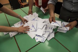 Δημοσκόπηση: «Κλειδώνει» στη δεύτερη θέση το ΠΑΣΟΚ – Τι λένε για τα ιδιωτικά πανεπιστήμια