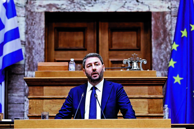 Αντιδράσεις στο ΠΑΣΟΚ για τα ομόφυλα ζευγάρια παρά το… μασάζ στην ΚΟ