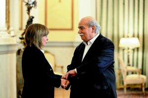 Λιγότερα συνθήματα…