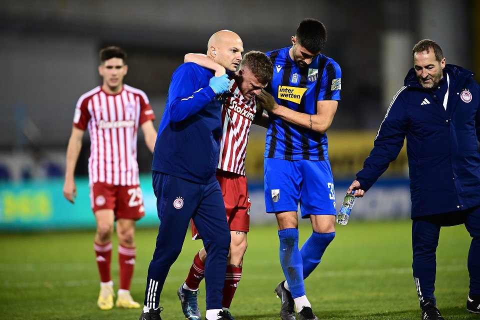 Αγωνία για τον Μπιέλ – Αποχώρησε υποβασταζόμενος από το γήπεδο