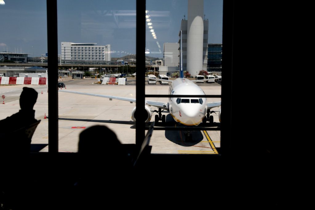 Χάος στο «Ελ. Βενιζέλος» μετά από αναγκαστική προσγείωση αεροπλάνου – Επιβάτες κρύβονταν… στις τουαλέτες