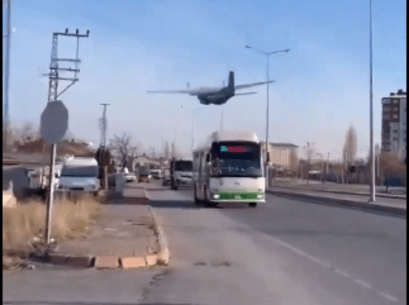 Σοκαριστικό βίντεο – Η στιγμή που αεροσκάφος περνάει ξυστά από αυτοκίνητα στην Τουρκία