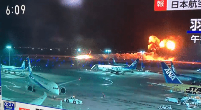 Καρέ καρέ η στιγμή που το αεροπλάνο τυλίγεται στις φλόγες στο αεροδρόμιο του Τόκιο