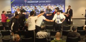 Χαμός: Επίθεση δημοσιογράφων στον προπονητή του Ιράκ στη συνέντευξη Τύπου μετά τον αποκλεισμό