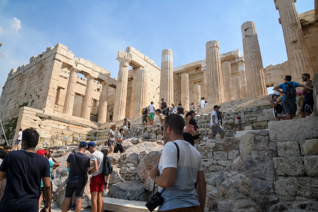 Περισσότεροι αλλά πιο «μαζεμένοι» οι τουρίστες το 2023