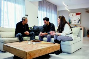 Επίσκεψη Μητσοτάκη στο σπίτι ενός ζευγαριού